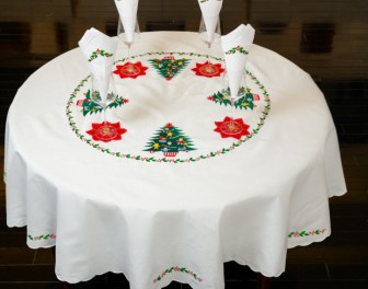 Table Cloth Embroidery vs Machine Stitch: What Truly Matters
